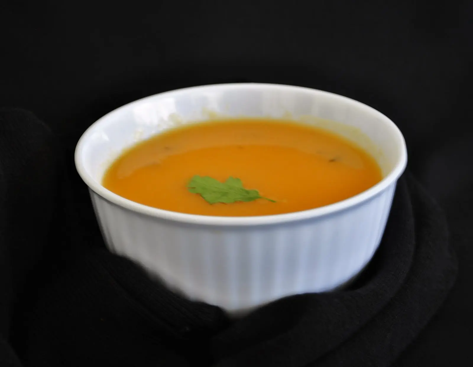 Sopa con naranja en fuente