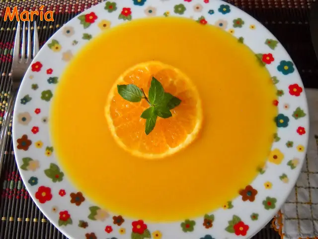 Plato con sopa de naranja y zanahorias